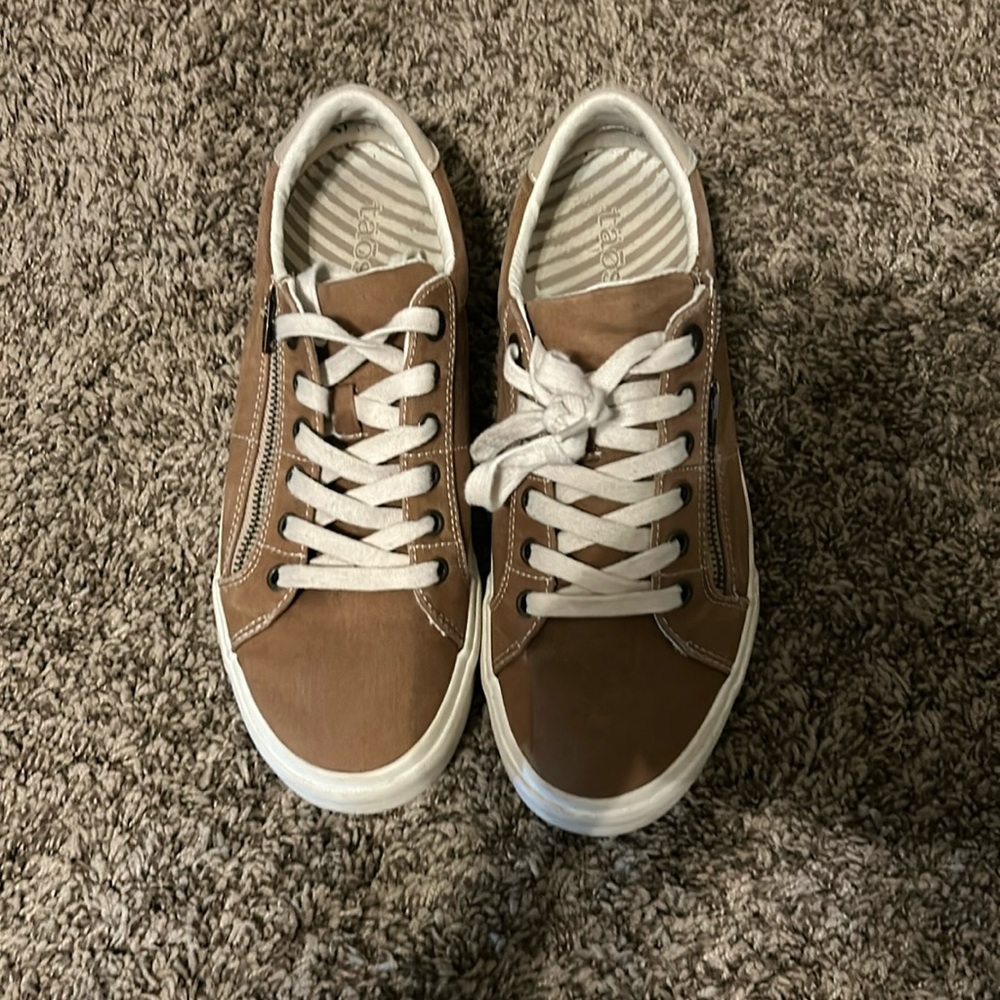 TAOS Z-Soul in Tan Golden Zipper Distressed Women’s Sz 8.5 Canvas Sneaker